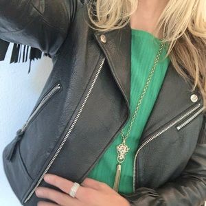 Long necklace with leopard gemstones and fringe